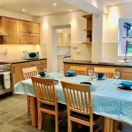 Lyndale House - Exclusive Use, Self Catering, Fpventures Stroud Villa Stroud  Ngoại thất bức ảnh