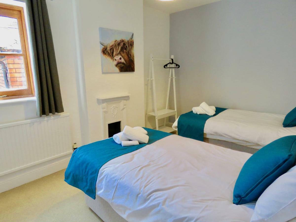 Lyndale House - Exclusive Use, Self Catering, Fpventures Stroud Villa Stroud  Ngoại thất bức ảnh